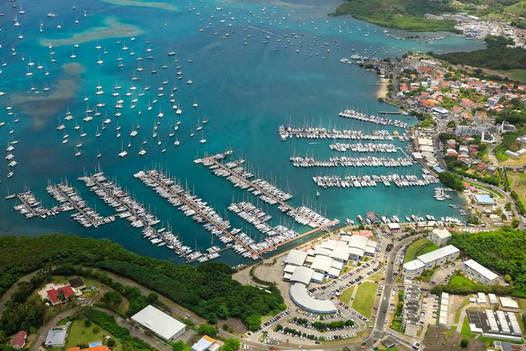 Marina du Marin avec ses voiliers et catamarans