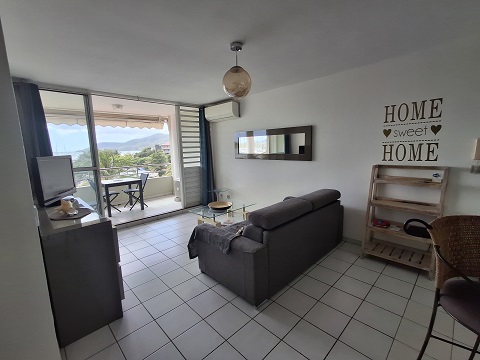 Salon avec vue sur le port